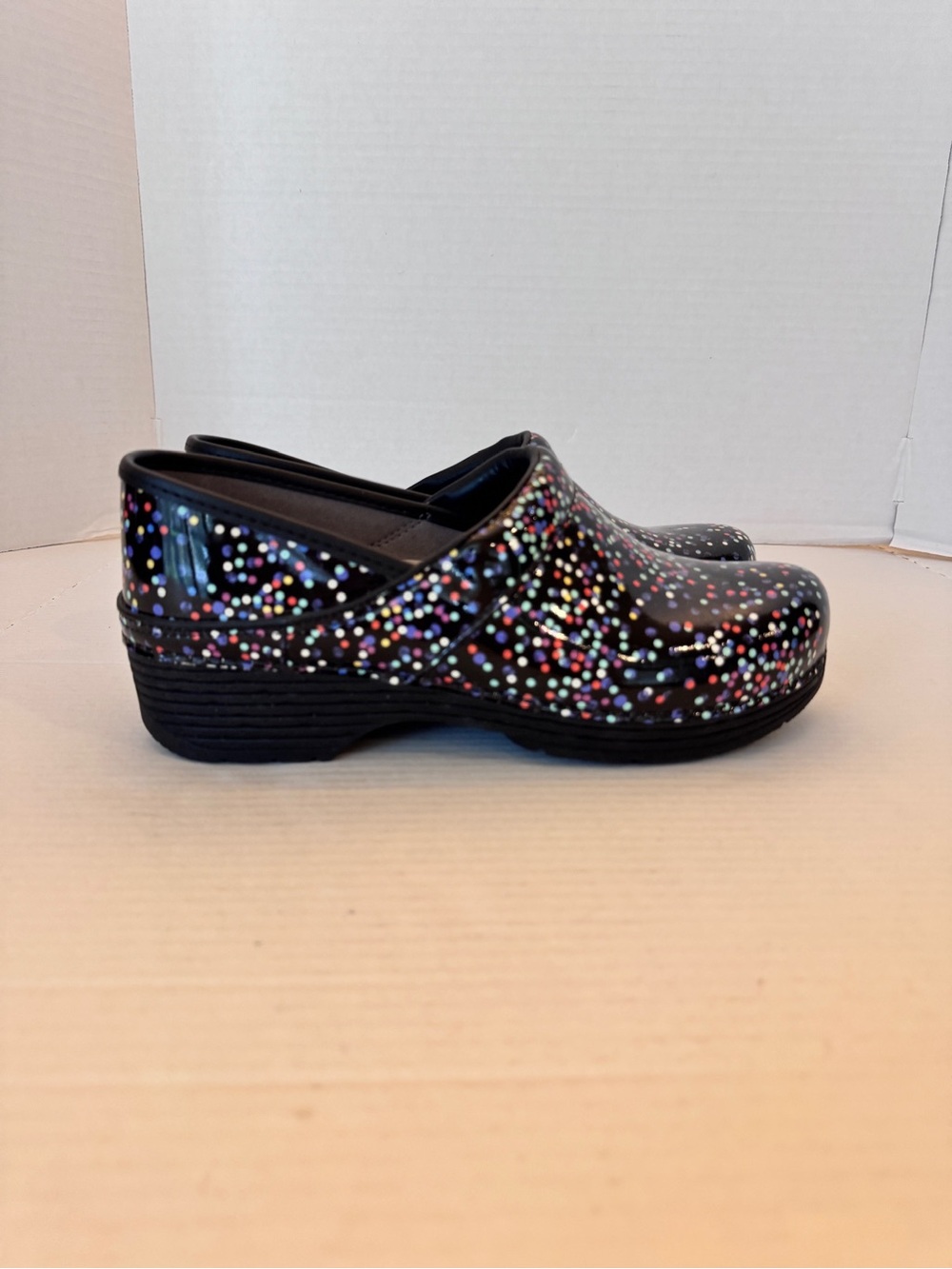 1639 Dansko Womens LT Pro Confetti Patent Clogs Size 42 EU Size 10 US. COMFORT